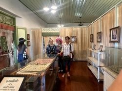 LINE_ALBUM_ดูงาน จ_แพร่_260316_11.jpg - โครงการส่งเสริมกิจกรรมผู้สูงอายุ ประจำปี 2569 กิจกรรมการศึกษาดูงานเพื่อพัฒนาคุณภาพชีวิตให้กับผู้สูงอายุ เทศบาลตำบลสันป่าตอง ณ วิสาหกิจชุมชนหม้อห้อมทุ่งเจริญย้อมสีธรรมชาติ อำเภอเมืองแพร่ จังหวัดแพร่ | https://www.sanpatong.go.th